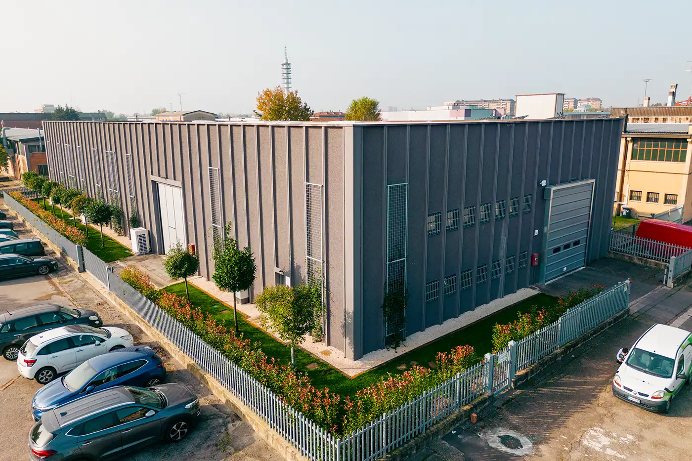 Capannone grigio di Deep Holes a Modena