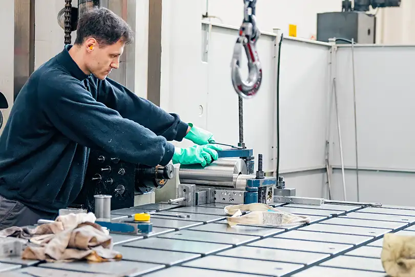 Foratura profonda orizzontale e incrociata eseguita da dipendente Deep Holes