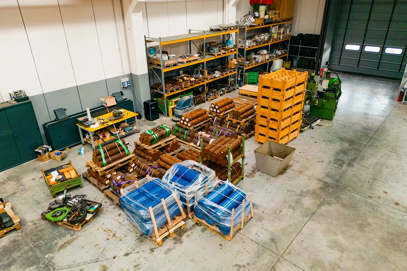 Insieme di pezzi forati visti dall’alto in azienda a Modena