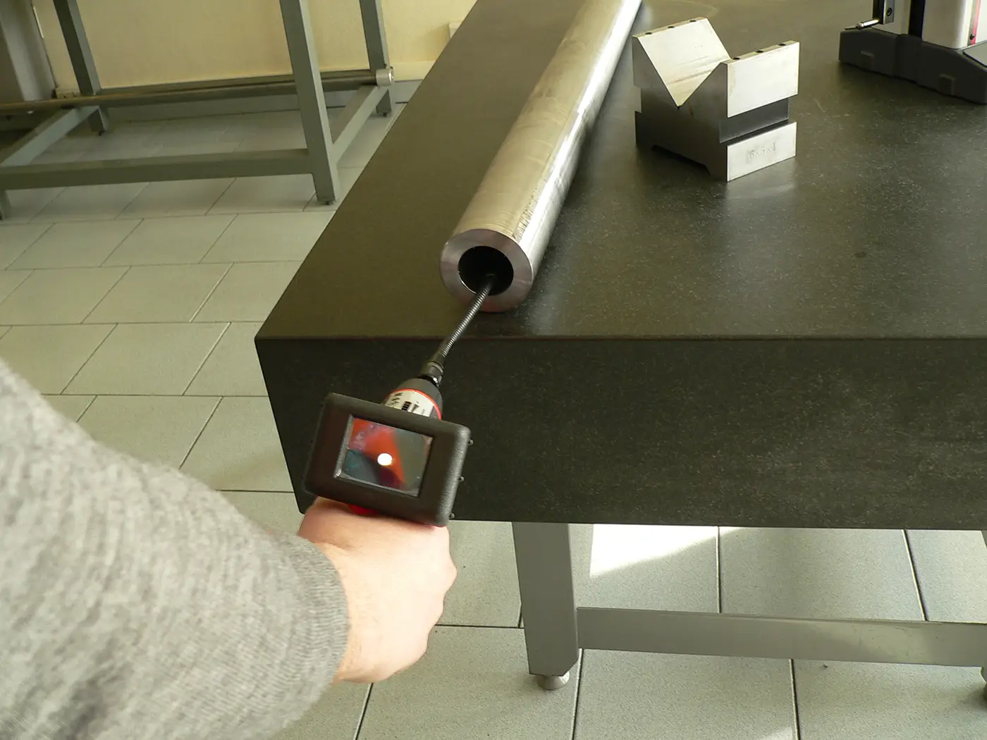 Tecnico di Deep Holes esegue un controllo della conformità del pezzo Tecnico di Deep Holes esegue un controllo della conformità del pezzo